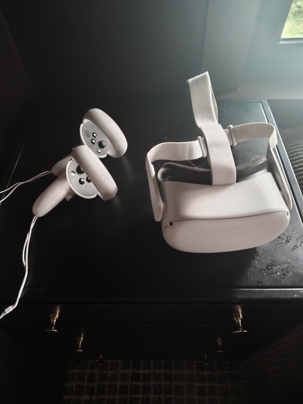 Quest 2 White VR Headset with Controllers